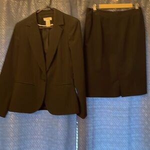 WorthingtonStretch-Blazer 12- Skirt 10
Black w/White Stripe
MachineWash
GoodCond